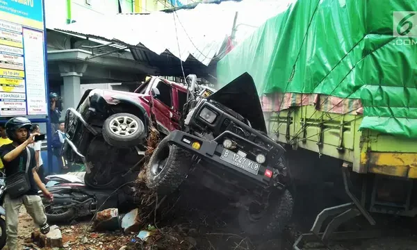Kumpulan Fakta Hasil Olah TKP Kecelakaan Maut Truk Tronton Tabrak 5 Mobil Dan 10 Sepeda Motor Korban Luka - Luka di Bumiayu