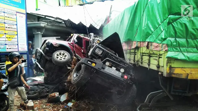Kumpulan Fakta Hasil Olah TKP Kecelakaan Maut Truk Tronton Tabrak 5 Mobil Dan 10 Sepeda Motor Korban Luka - Luka di Bumiayu