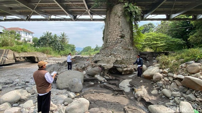 Fondasi Jembatan Kali Keruh Bumiayu Kritis Imbas Tergerus Banjir